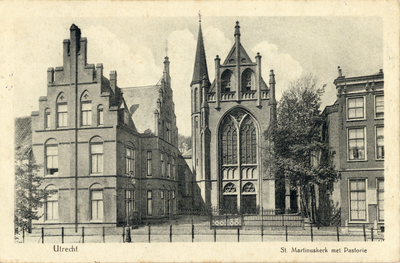 4747 Gezicht op de St.-Martinuskerk (Oudegracht 401) te Utrecht, met links de pastorie (Oudegracht 403).